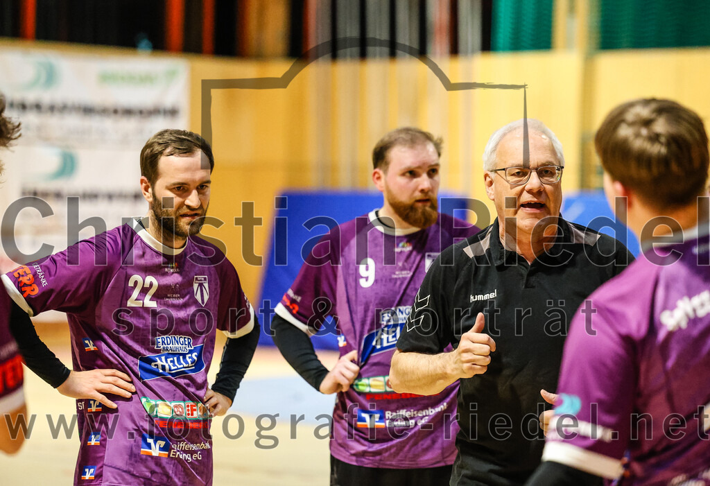 2024-03-23_063_SpVgg_Altenerding_II_gegen_ASV_Dachau_III | Erding, Deutschland, 23.03.2024:
Handball, Bezirksklasse Männer Staffel Süd West 2023 / 2024, 14. Spieltag, SpVgg Altenerding II gegen ASV Dachau III, Endergebnis: 24:32

Thomas Peteranderl (SpVgg Altenerding, #22), Trainer Alfred Lößl (SpVgg Altenerding)

Foto: Christian Riedel / fotografie-riedel.net