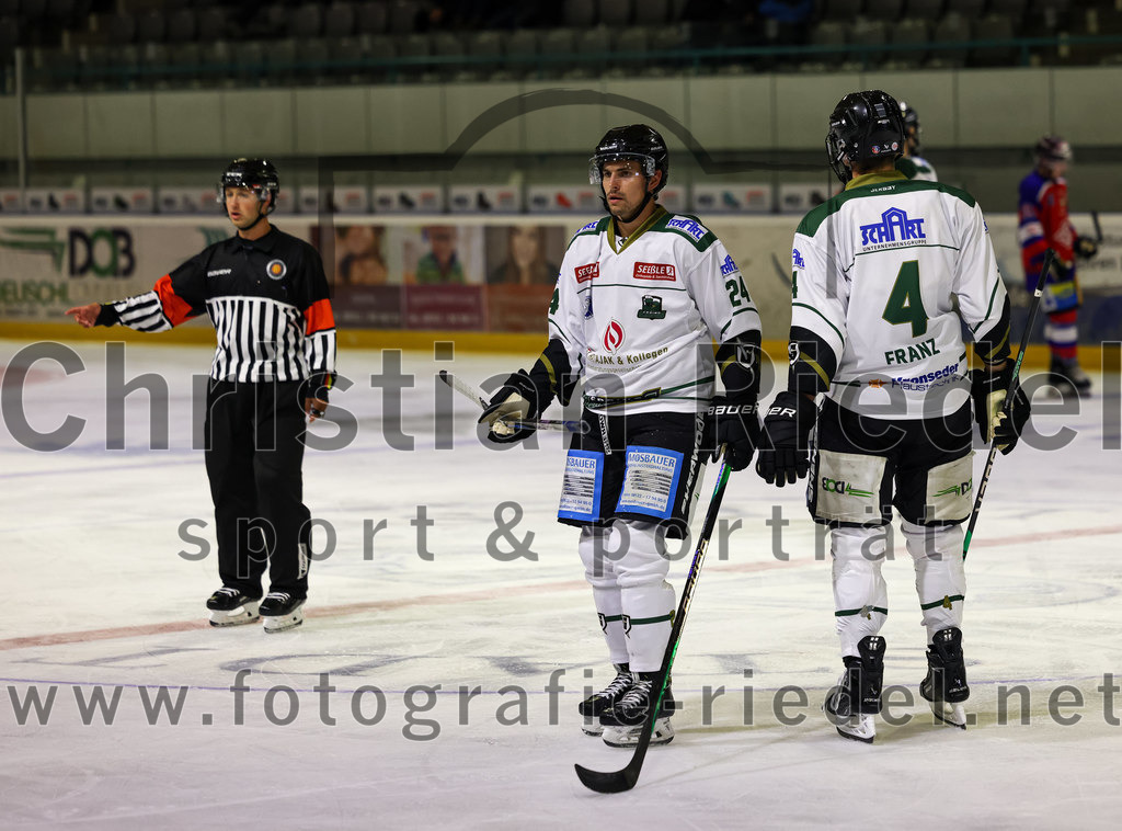 2022-09-09_128_TSV_Erding_gegen_Deggendorfer_SC | Erding, Deutschland, 09.09.2022:
Eishockey, Bayernliga 2022 / 2023, Testspiel, TSV Erding gegen Deggendorfer SC, Endergebnis: 2:5

Lukas Krämmer (Erding Gladiators, #24), Simon Franz (Erding Gladiators, #4)

Foto: Christian Riedel / fotografie-riedel.net