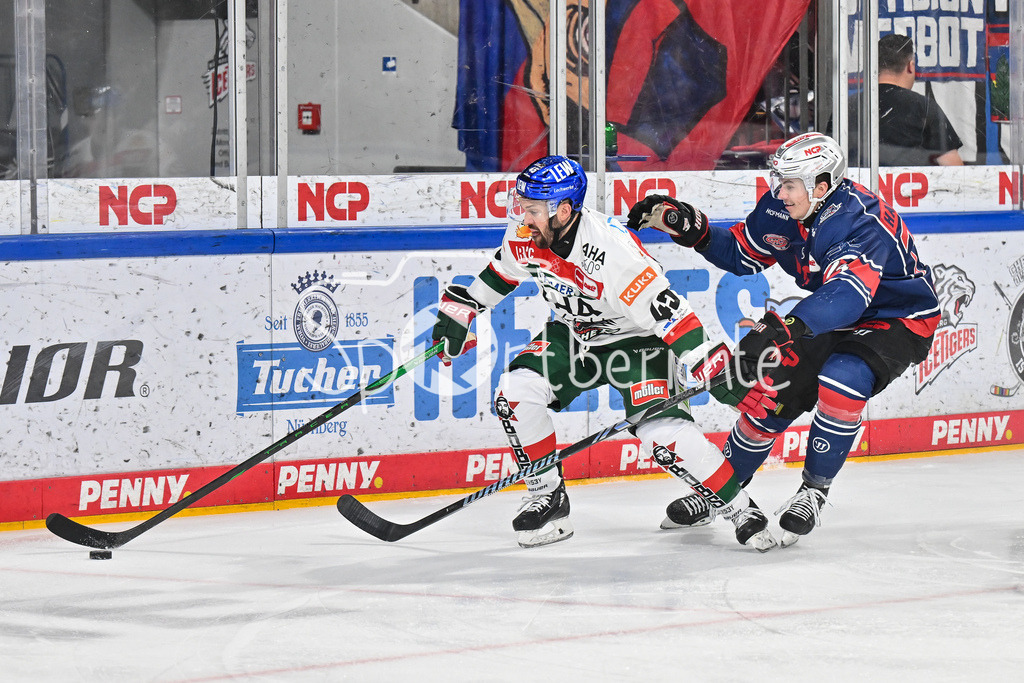 Nürnberg Ice Tigers - Augsburger Panther | im Duell Jason BAST (Augsburger Panther #45) und Cody HAISKANEN (Nürberg Ice Tigers #74) / Zweikampf / Deutsche Eishockey Liga: Nürnberg Ice Tigers - Augsburger Panther, Arena Nürnberger Versicherung am 22.09.2024