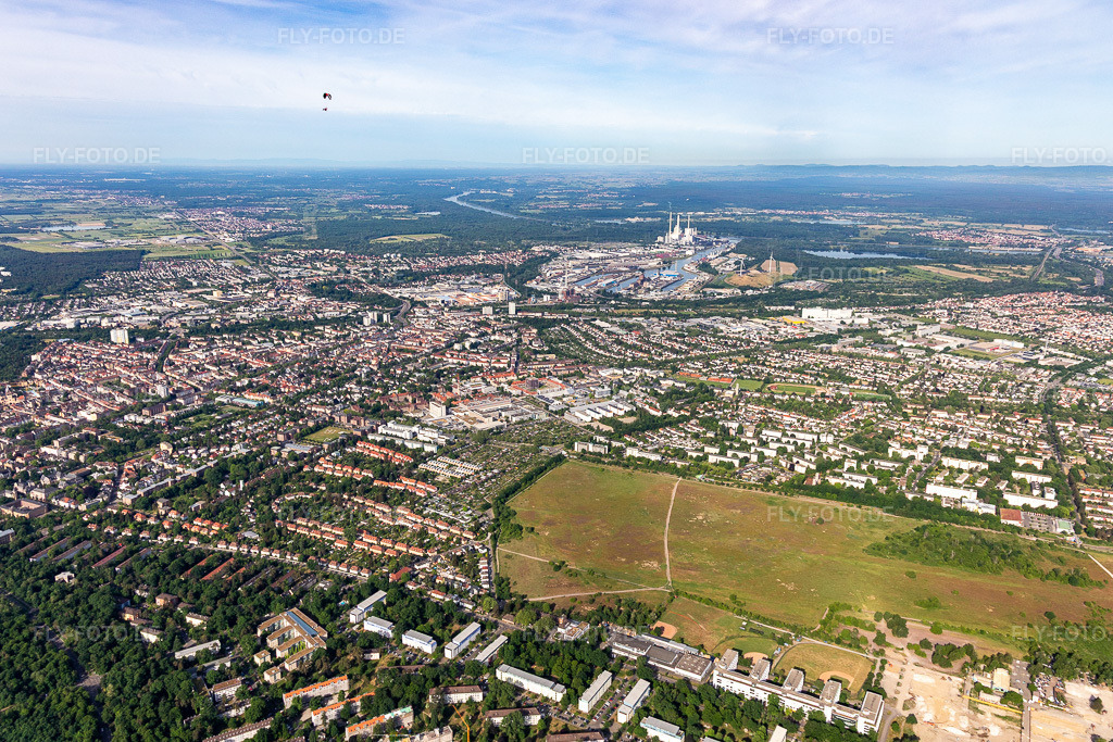 Luftbild: Alter Flugplatz, Mühburg, Rheinhafen im Ortsteil Nordstadt in Karlsruhe im Bundesland Baden-Württemberg in Deutschland. Foto: IMG_131574.jpg vom 22.05.2022 durch Werner Riehm/FLY-FOTO.de