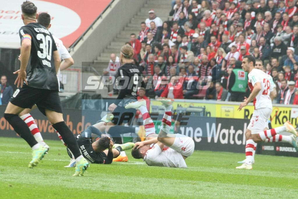 1. FC Köln - SC Freiburg | Eric Martel (FC, rechts) und Vincento Grifo am Boden - © Sportfoto-Sale (MK) - Realisiert mit Pictrs.com