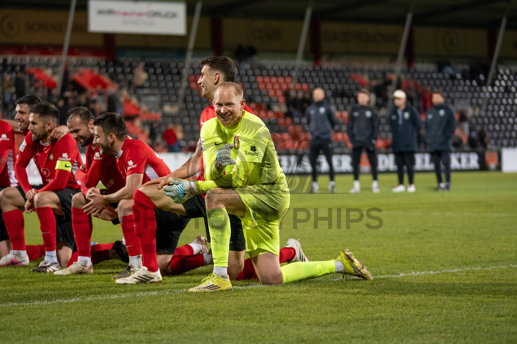SG Sonnenhof Grossaspach vs. SSV Ulm 1846 Fussball, Fussball, WFV-Pokal, Viertelfinale, 01.04.2026 | Maximilian Reule (SG Sonnenhof Grossaspach, #01) freut sich ueber den Sieg,SG Sonnenhof Grossaspach vs. SSV Ulm 1846 Fussball, Fussball, WFV-Pokal, Viertelfinale, 01.04.2026