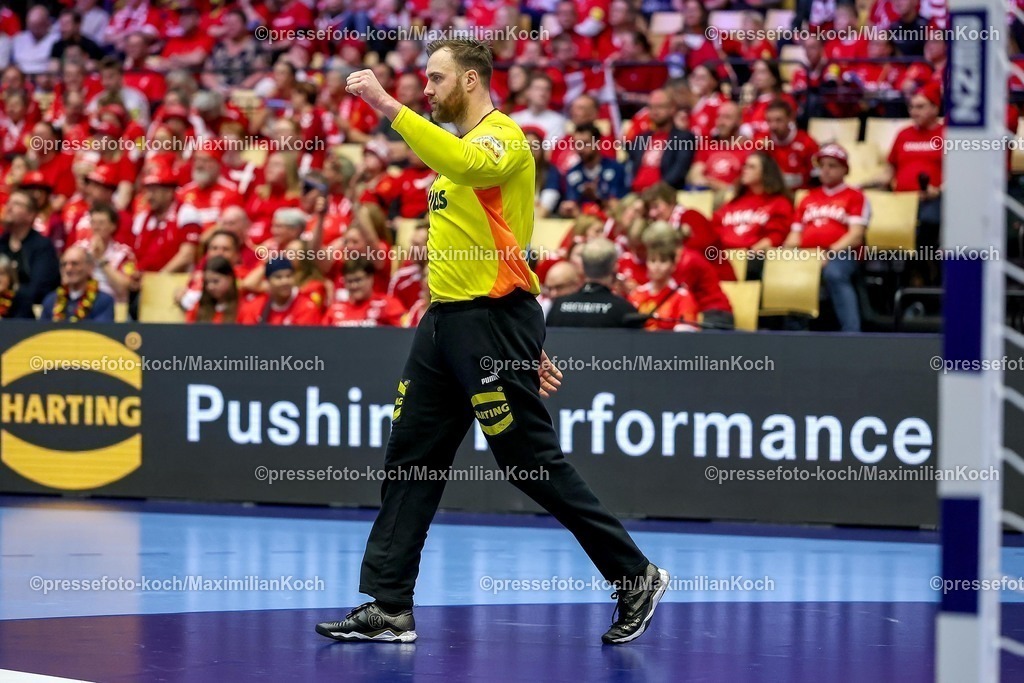 EHF24012603061 | 24.01.2026, Handball, Men's EHF EURO 2026, Deutschland - Norwegen, Jyske Bank Boxen in Herning, Dänemark, Main Round:  Andreas Wolff (Germany #33) gestikulierend auf dem Spielfeld  