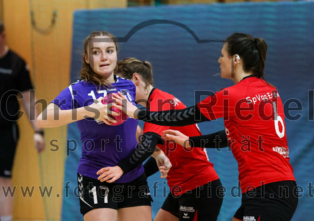 2022-11-05_036_SpVgg_Altenerding_gegen_SpVgg_Erdweg | Erding, Deutschland, 05.11.2022:
Handball, Bezirksoberliga Frauen Altbayern 2022 / 2023, 3. Spieltag, SpVgg Altenerding gegen SpVgg Erdweg, Endergebnis: 27:16

Thea-Sophie Steinbrecher (SpVgg Altenerding, #17), Christina Baumann (SpVgg Erdweg, #10), Anna Wallner (SpVgg Erdweg, #6)

Foto: Christian Riedel / fotografie-riedel.net