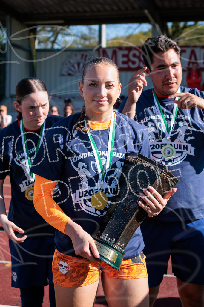 Gipfeltreffen der Frauen: Finale um den Sachsenlotto Landespokal 2026 | Am 1. Mai 2026 trafen im Endspiel des Sachsenlotto Landespokals die Frauen des Chemnitzer FC und die zweite Mannschaft von RasenBallsport Leipzig aufeinander. Vor stimmungsvoller Kulisse kämpften beide Teams ab 15:00 Uhr um die begehrte Trophäe des sächsischen Fußballs. Diese Galerie zeigt die Highlights, packende Zweikämpfe und die emotionalsten Momente des Finaltags. - Realisiert mit Pictrs.com