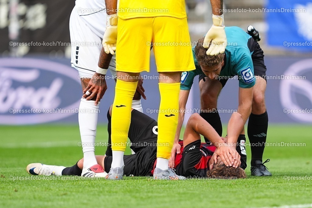 xydr03082501114 | 03.08.2025, xydrx, Fußball, 3.Liga, Viktoria Köln - FC Schweinfurt 05, Saison 2025 2026, Sportpark Höhenberg: Jonah Benedict Sticker (Viktoria Köln #33) liegt am Boden  DFB regulations prohibit any use of photographs as image sequences and or quasi-video.