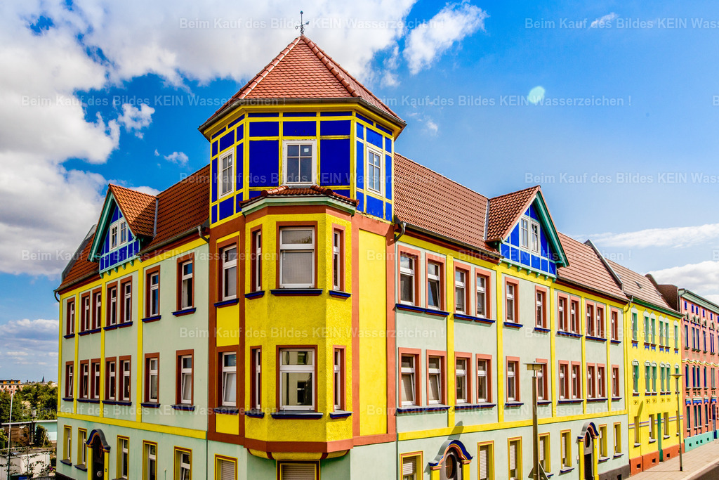 3_Magdeburg Sehenswürdigkeiten-0737 | Die farbenfrohen Wohnhäuser in der Otto-Richter-Straße gehören zu den bekanntesten Beispielen der Magdeburger Moderne. Mit ihren leuchtenden Fassaden, den markanten Erkern, den roten Ziegeldächern und den auffälligen Farbakzenten bilden sie ein unverwechselbares Architekturensemble. Die Wohnanlage entstand zwischen 1926 und 1927 nach Entwürfen des Architekten Bruno Taut und steht beispielhaft für das Neue Bauen in Magdeburg. –  – Die farbenfrohe Gestaltung war bewusst gewählt: Bruno Taut wollte mit kräftigen Farben und abwechslungsreichen Fassaden neue Akzente setzen und den Wohnhäusern eine eigene Identität verleihen. Die Siedlung erinnert an eine besondere Phase der Stadtgeschichte, in der modernes Wohnen, Licht, Luft und großzügige Innenhöfe eine wichtige Rolle spielten. Bis heute ist die Otto-Richter-Straße ein architektonischer Blickfang und ein bedeutendes Zeugnis der Magdeburger Baukultur. –  – Sie interessieren sich für die Magdeburger Moderne, lieben außergewöhnliche Architektur oder fühlen sich Magdeburg besonders verbunden? Dann holen Sie sich ein Stück Stadtgeschichte nach Hause. Dieses Motiv können Sie als hochwertige Leinwand oder als Wandbild bestellen – für Ihr Wohnzimmer, Ihr Büro oder als besonderes Geschenk für Menschen, die Magdeburg im Herzen tragen. - Realisiert mit Pictrs.com