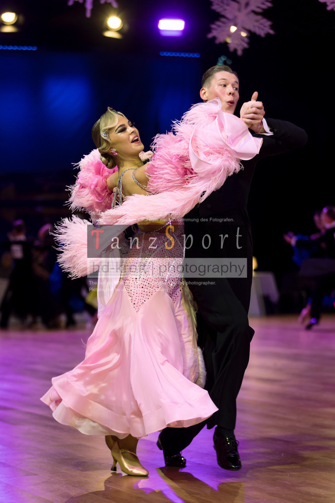 20241215_WDSF_Int_Open_Std-Riga-9378 | Tanzsportbilder, Standardtanz, Lateintanz, WDSF, DTV, LTVB, dancecomp, goc, hessen tanzt, blaues band der spree, walzer, tango, wiener walzer, slowfox, quickstepp, samba, rumba, cha-cha-cha, paso doble. jive, hd-kroft photography, turniertanzsport