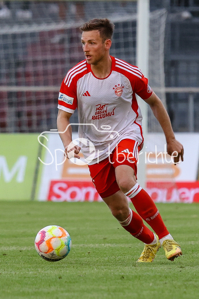 SV Wacker Burghausen - FC Bayern Amateure | Timo KERN (FCB #10) am Ball / Freisteller / Einzelfoto