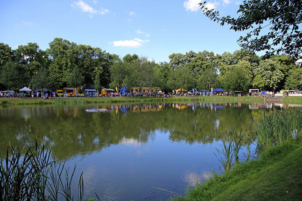 Leipziger Ökofete - Clara-Zetkin-Park | Entdecke über 20 Kategorien Leipzig-Motive: Foto-Downloads, hochwertige Poster, Leinwand- & Fine-Art-Prints. Jetzt Lieblingsfoto im Bildlexikon Leipzig Shop bestellen!