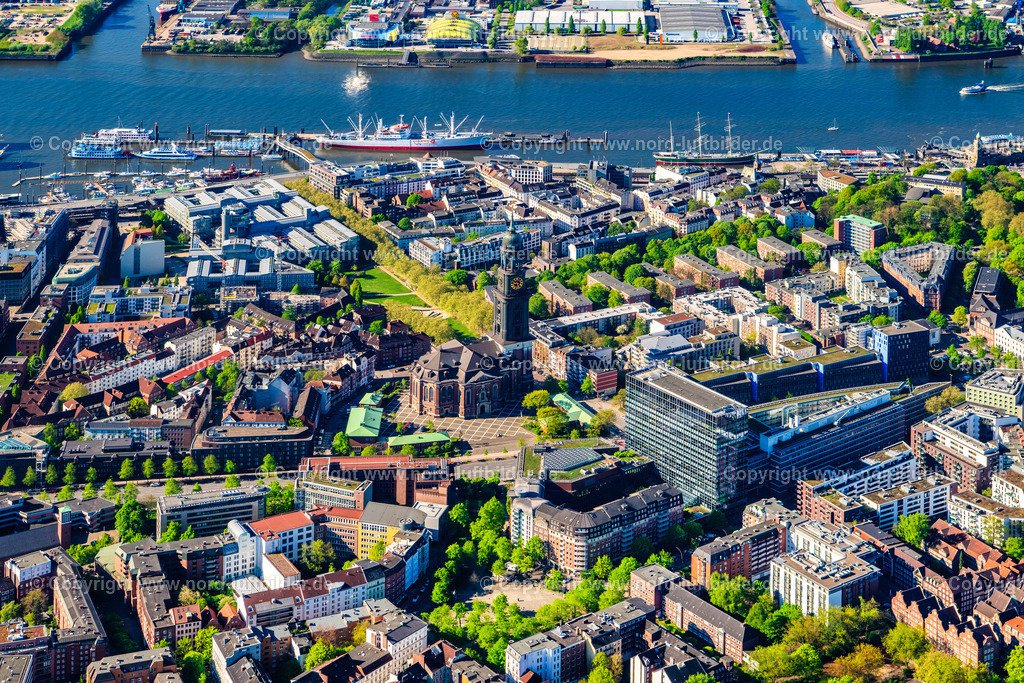 Hamburg_St. Michaelis_Kirche_Michel_ELS_0967270425 | HAMBURG 27.04.2025 Hauptkirche Sankt Michaelis "Michel" im Stadtteil Neustadt in Hamburg, Deutschland. Weiterführende Informationen bei: Hauptkirche St. Michaelis. // Main church Sankt Michaelis "Michel" in the district Neustadt in Hamburg, Germany. Further information at: Hauptkirche St. Michaelis. Foto: Martin Elsen
