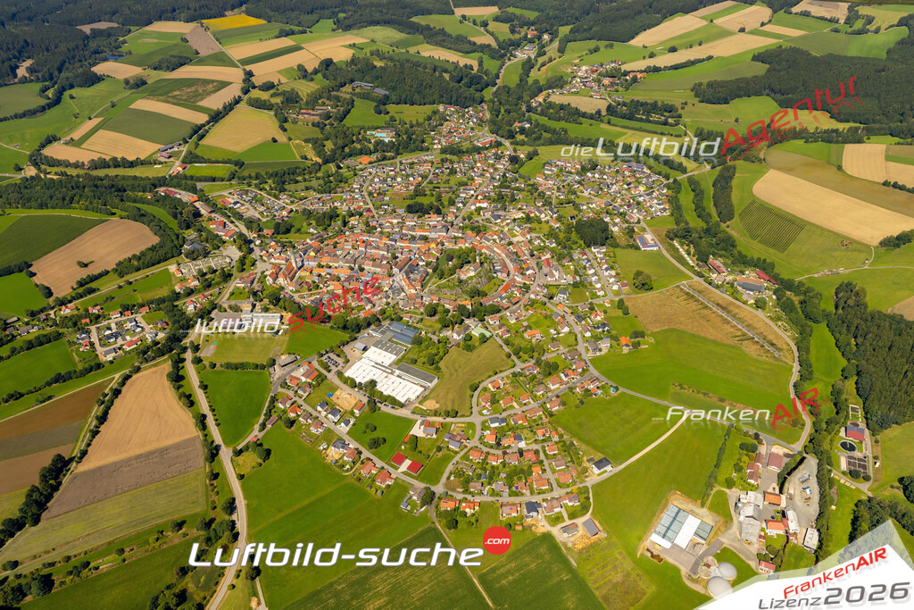 Das Luftbild zeigt : Baugebiet Bauplatz Grundstück Pleystein - Die Luftaufnahme wurde 2023 vom UL-Flugzeug aus erstellt ( keine Drohne ) - Hochauflösende Luftaufnahme - Für grossformatige Ausdrucke geeignet. Die Geschenkidee !Mit Lizenz und Bildrechte bestellbar