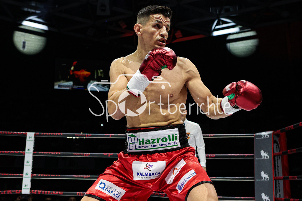 Profi - Box - Gala / Main Event | Robin KRASNIQI (rote Hose) in seinem Kampf gegen Rimour NIKARKHOEV (Schwarze Hose)