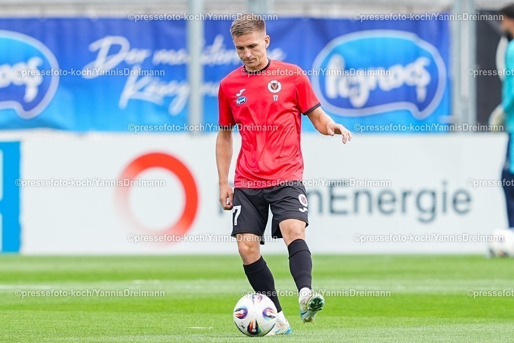 xydr03082501088 | 03.08.2025, xydrx, Fußball, 3.Liga, Viktoria Köln - FC Schweinfurt 05, Saison 2025 2026, Sportpark Höhenberg: Marco Pledl (Viktoria Köln #17)   DFB regulations prohibit any use of photographs as image sequences and or quasi-video.