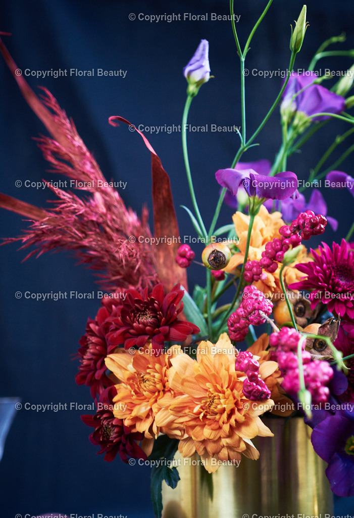 Rot-oranger Strauß aus Nelken und Chrysanthemen | Onlineshop für hochwertige Wandbilder. Bei uns findet ihr selbstgestaltete Blumenmotive. Das perfekte Geschenk, als Praxisdeko oder die eigene Wohnung. Alle künstlerischen Blumenfotos sind auf Leinwand, FineArtPrint, Kunstdruck und vielem mehr zu erwerben - Realisiert mit Pictrs.com