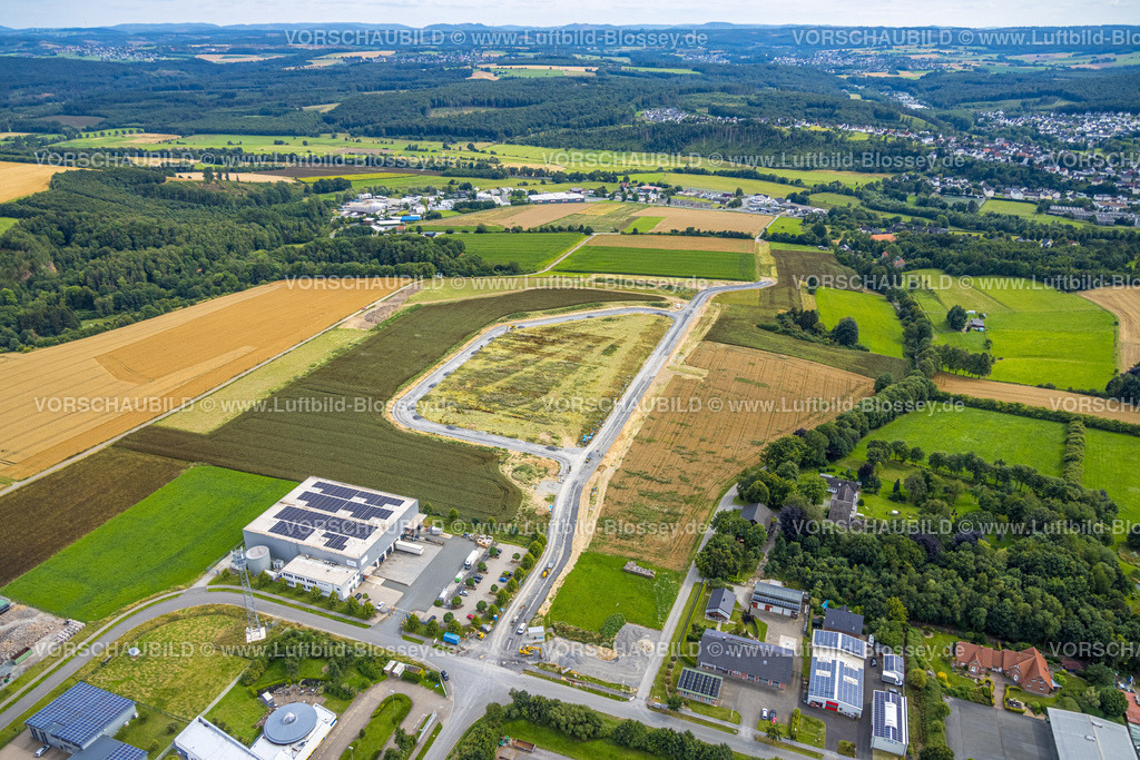 Warstein240713548Belecke | Luftbild, Industriepark Gewerbegebiet-Nord, Ausbaufläche Marie-Curie-Straße und Wiesen und Felder, Blick zum Gewerbegebiet Wiebusch und ins Sauerland, Belecke, Warstein, Sauerland, Nordrhein-Westfalen, Deutschland
