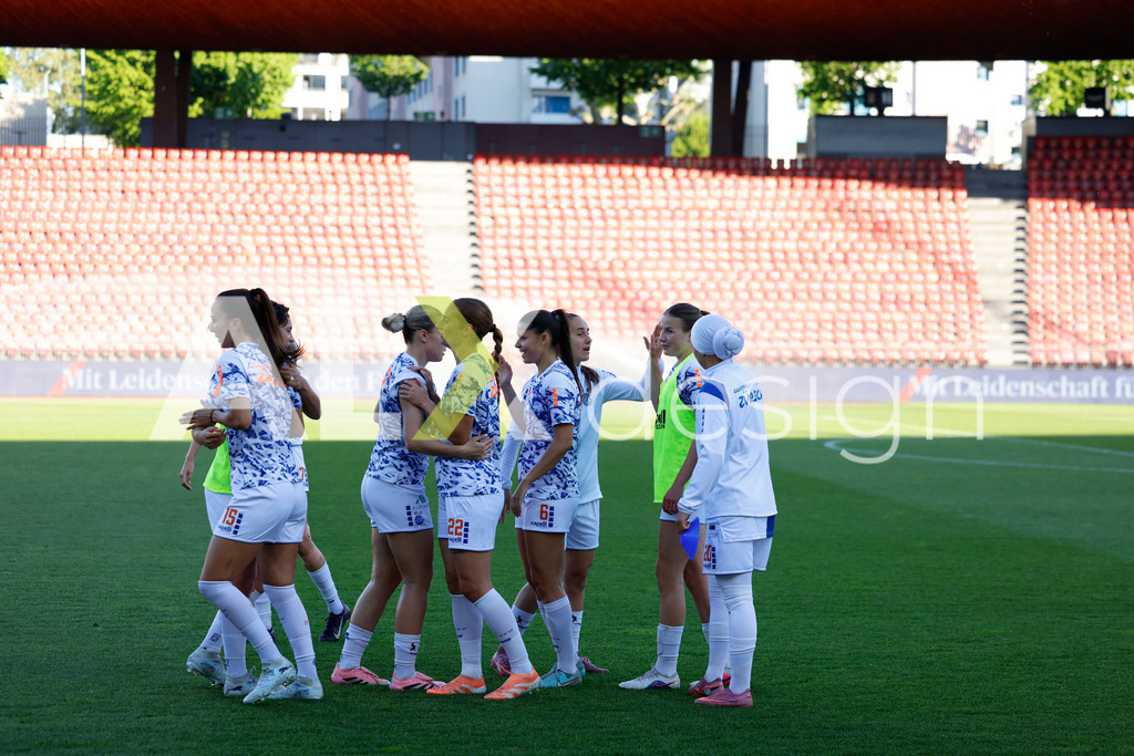 GC Zürich vs FC Zürich - AXA Women’s Super League Playoffs - Stadion Letzigrund | GC Zürich before the AXA Women’s Super League Playoffs quarter-final second leg between GC Zürich and FC Zürich at Stadion Letzigrund, Zurich, Switzerland. - Realisiert mit Pictrs.com