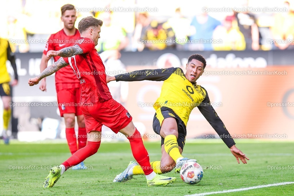 BVB26042601031 | 26.04.2026, Fußball, Borussia Dortmund - SC Freiburg, 1. Fußball Bundesliga, 31. Spieltag, Signal Iduna Park, Saison 2025 2026: Karim Adeyemi&nbsp;(BVB #27) im Zweikampf gegen  Lukas Kübler&nbsp;(SC Freiburg #17)  DFB regulations prohibit any use of photographs as image sequences and or quasi-video.
