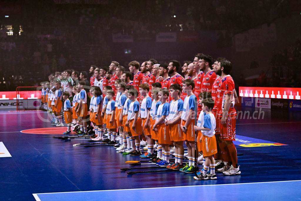 SV Wiler-Ersigen vs Floorball Köniz - 15. April 2023 | SV Wiler-Ersigen vs Floorball Köniz
Stimo Arena, Kloten
Die Teams während der Nationalhymne.
Bild: Sportfotografie Markus Aeschimann | www.markus-aeschimann.ch - Realisiert mit Pictrs.com