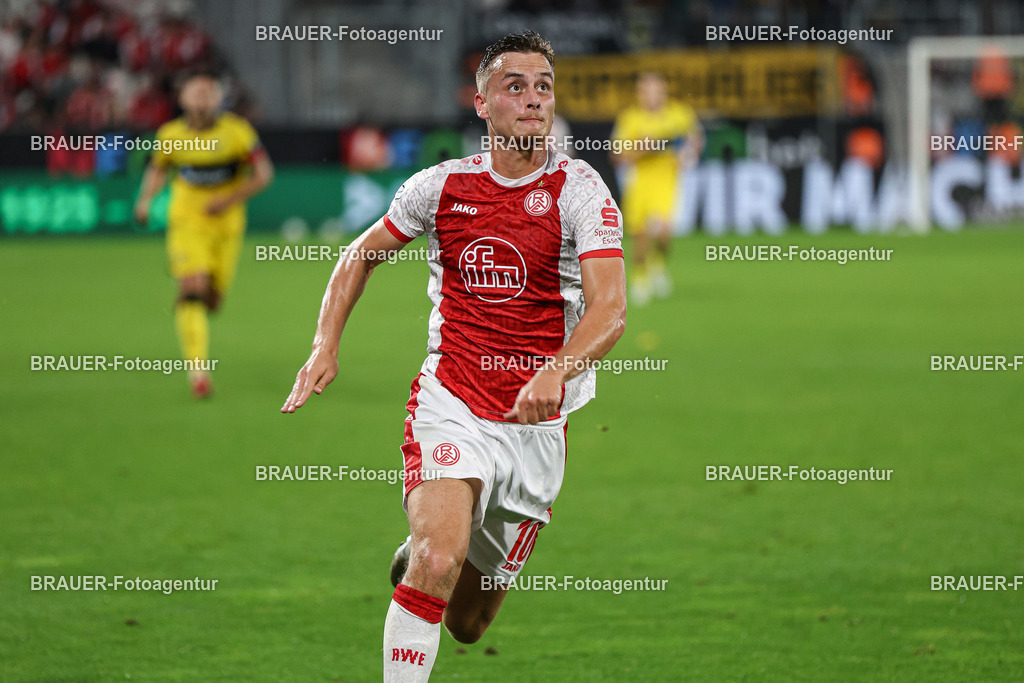 Rot-Weiss Essen - TSV Alemannia Aachen | Essen, Deutschland, 31.08.2025 Marvin Obuz  (Rot-Weiss Essen) Einzelaktionwährend des 3.Liga Spiels zwischen  Rot-Weiss Essen und Alemannia Aachen am 31.08.2025 im Stadion an der Hafenstraße in Essen. (Foto von Timo Bluhmki-Schmidt/Brauer Fotoagentur
