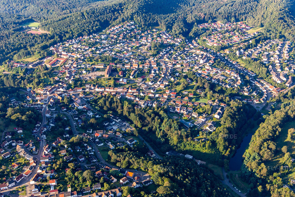 Luftbild: Ortsansicht von Norden in Lemberg im Bundesland Rheinland-Pfalz in Deutschland. Foto: IMG_143108.jpg vom 06.08.2024 durch Werner Riehm/FLY-FOTO.de