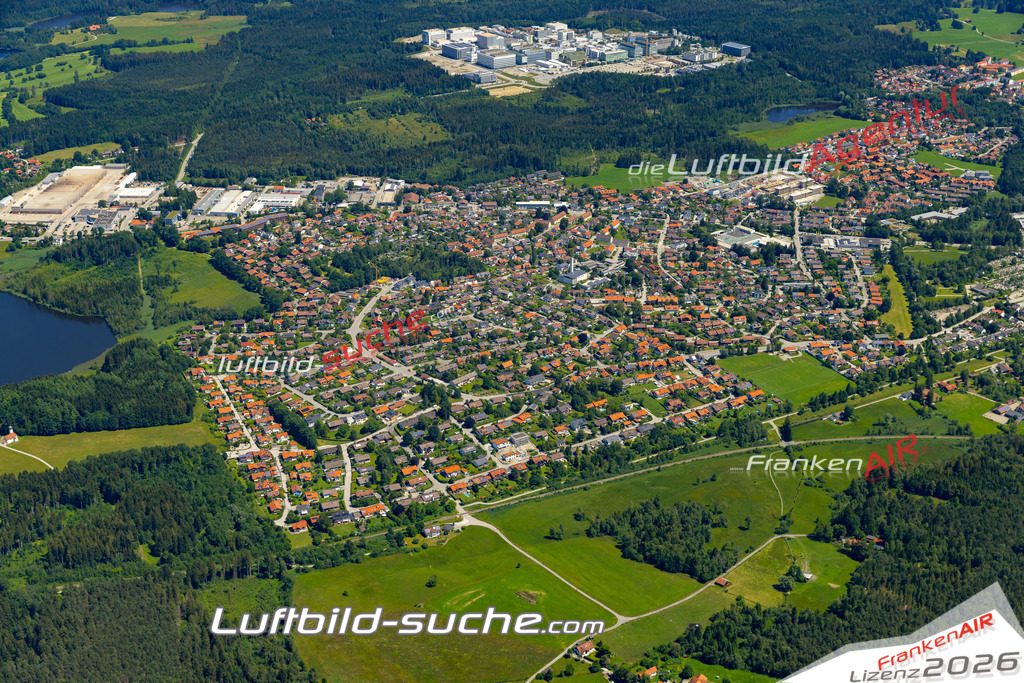 Aktuelles Luftbild von  Penzberg - Die Luftaufnahme wurde 2022 mittels UL-Flugzeug erstellt ( keine Drohne ) - hochauflösende Kamera-Systeme von  Canon -Beste Qualität - Für grossformatige Ausdrucke geeignet. Die Geschenkidee !