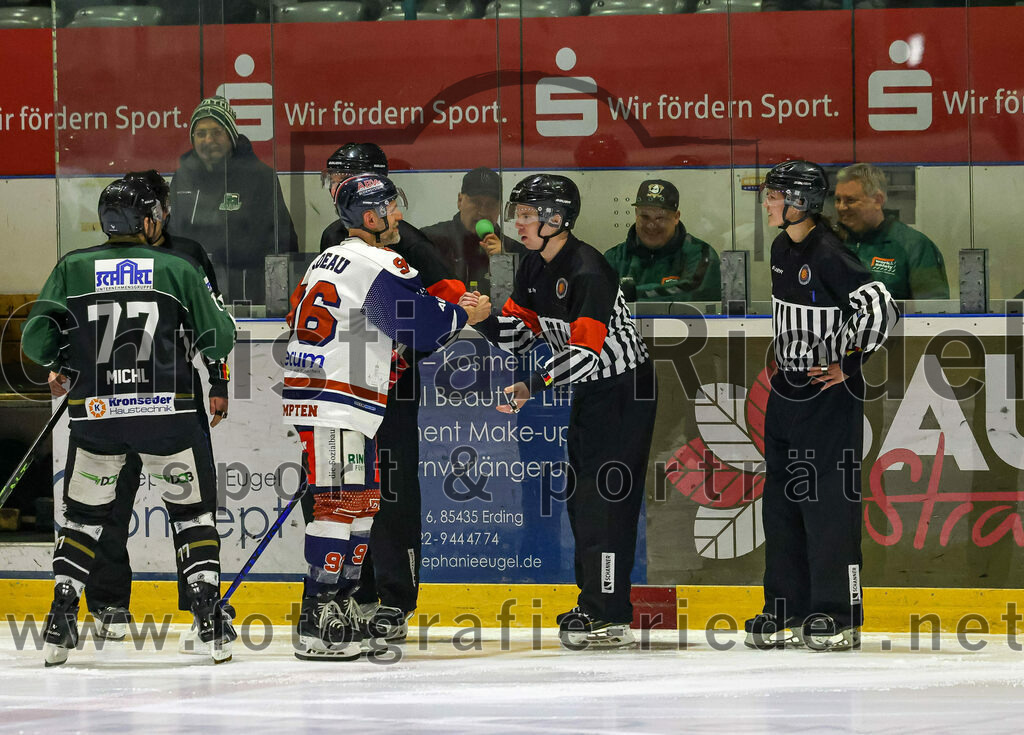 2023-03-03_001_TSV_Erding_gegen_ESC_Kempten | Erding, Deutschland, 03.03.2023:
Eishockey, Bayernliga Playoffs 2022 / 2023, Viertelfinale, TSV Erding gegen ESC Kempten, Endergebnis: 9:3

Philipp Michl (Erding Gladiators, #77), Eric Nadeau (ESC Kempten, #96), Schiedsrichterin Lara Fischer

Foto: Christian Riedel / fotografie-riedel.net