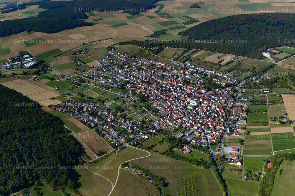 3650631 | GREUßENHEIM 13.09.2016 Stadtgebiet mit Außenbezirken und Innenstadtbereich am Rand von landwirtschaftlichen Feldern und Ackerflächen in Greußenheim im Bundesland Bayern, Deutschland // Urban area with outskirts and inner city area on the edge of agricultural fields and arable land in Greußenheim in the state Bavaria, Germany Foto: Gerhard Launer