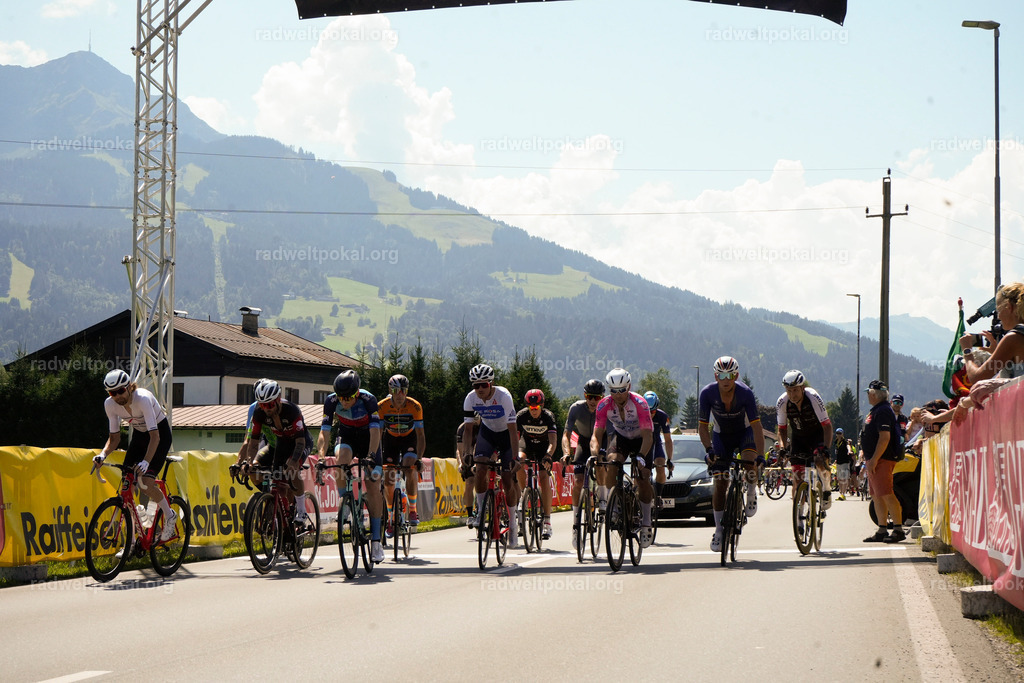 203_20230817_Bewerb_Maenner_Muehlanger | AUT - OESTERREICH, 2023-08-16: SPORT RENNRAD-FAHREN - 55. INTERNATIONALER RADWELTPOKAL IN ST. JOHANN IN TIROL  - Vintage-Radrennen mit WM-Bronze-Medaillen-Siegerin Christina Schweinberger, den Teilnehmer und Alexander Baumann (vom Orginastions-Team) - TAG 2 BEWERB MAENNER IN SECHS GRUPPEN  ; Foto: Roland Muehlanger