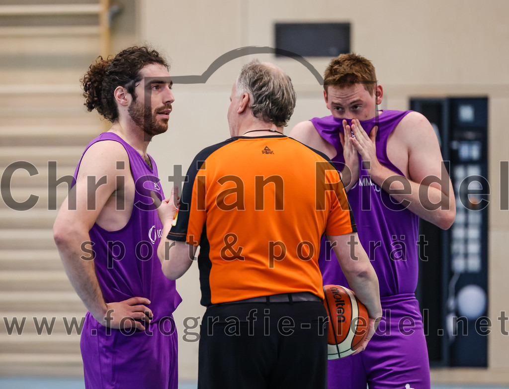 2022-05-01_081_TSV_Vaterstetten_gegen_DJK_Traunstein | Vaterstetten, Deutschland, 01.05.2022:
Basketball, Aufstiegsrunde zur Bayernliga 2021 / 2022, 5. Spieltag, TSV Vaterstetten gegen DJK Traunstein, Endergebnis: 87:79

D. Berger (DJK Traunstein, #12), C. Joch (DJK Traunstein, #16)

Foto: Christian Riedel / fotografie-riedel.net