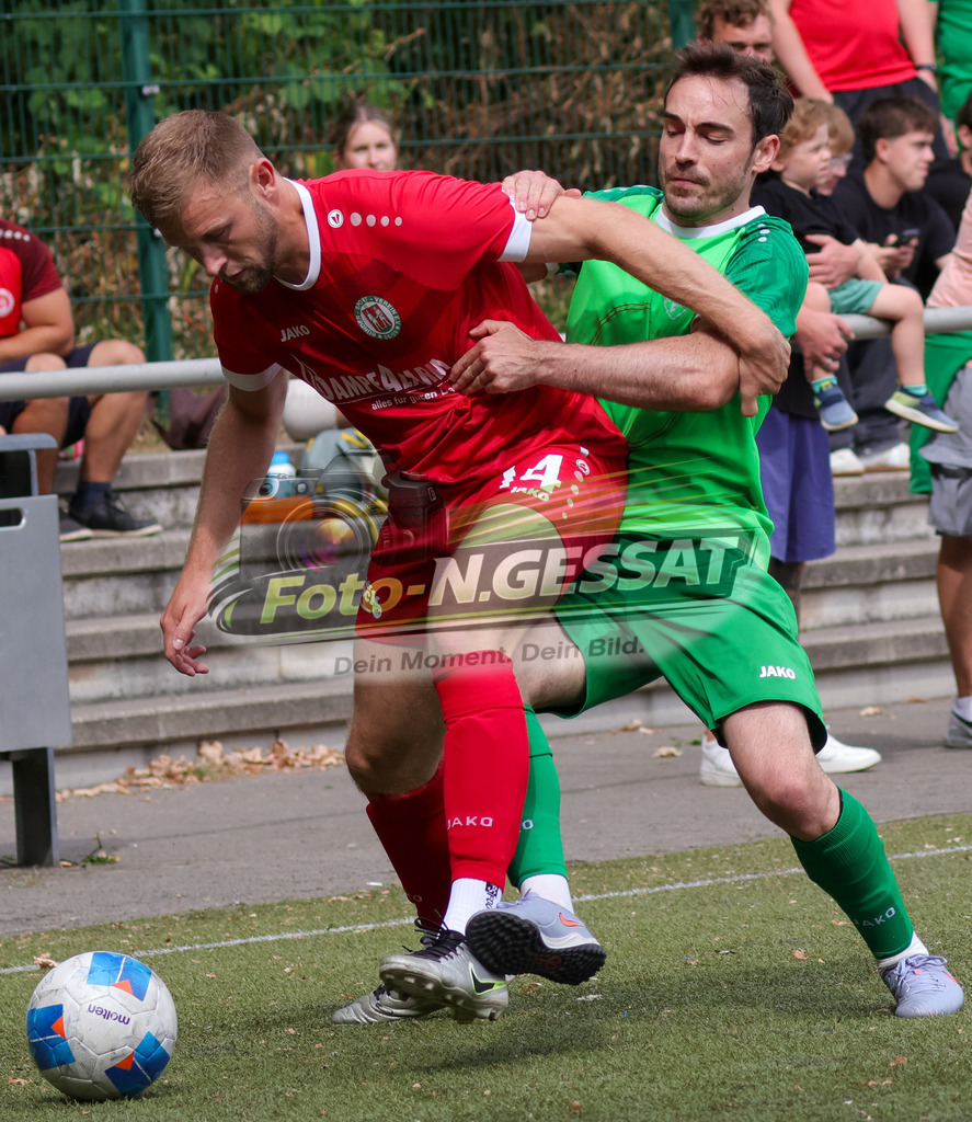 Bünder SV - TV Elverdissen | Auf dem Bild zu sehen: rot Bünder SV: Robert Wiens ; grün TV Elverdissen: Kilian GreitschusBünder SV, TV Elverdissen, Saison 26/27, Kreisliga A, Bünde, Deutschland - Realisiert mit Pictrs.com