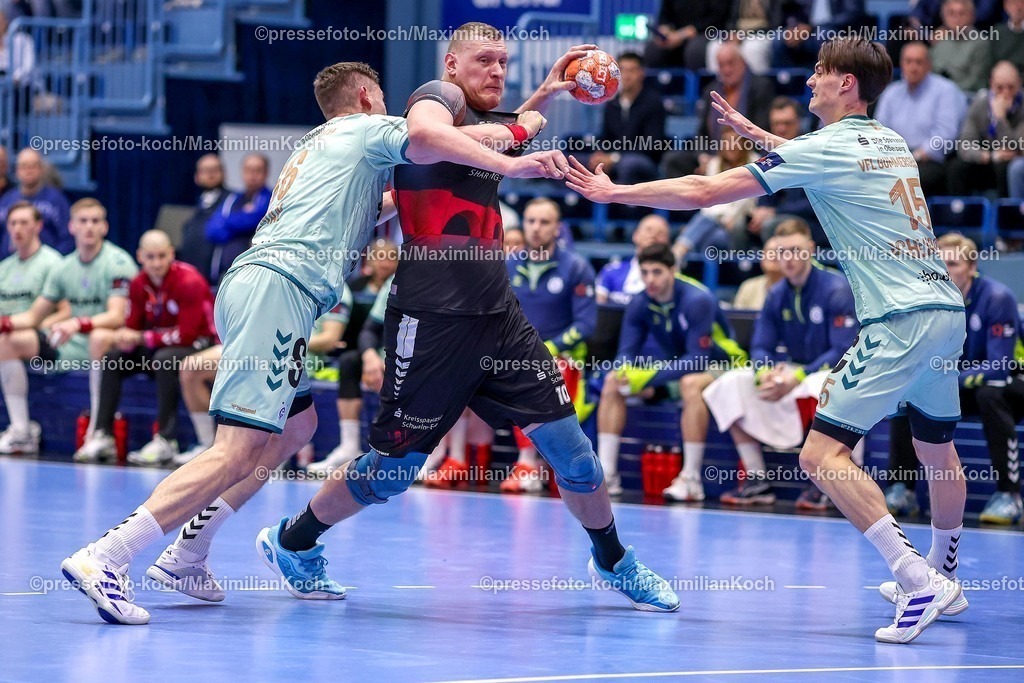 Gum25032501014 | 25.03.2025, Handball, European League - Play-Offs, VfL Gummersbach - MT Melsungen, Schwalbe-Arena: Dainis Kristopans (MT Melsungen #10) behauptet sich gegen Stepan Zeman (GUM #66) und Miro Schluroff (GUM #15) 