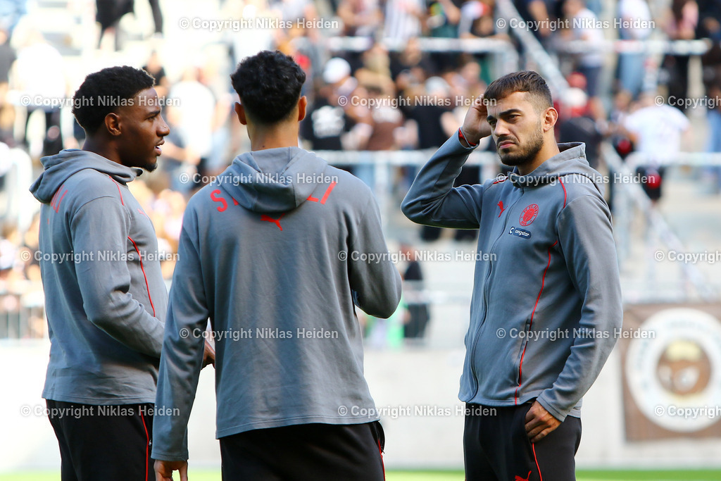 NH_FCStPauli_AtalantaBergamo_Testspiel_09082024 | Daniel Sinani (re.) vor dem Anpfiff im Gespräch mit elias Saad (m.) und Dapo Afolayan (alle FC St. Pauli).Fußball I Herren I Testspiel I Saison 2024-2025 I FC St. Pauli - Atalanta Bergamo I 09.08.2024 I Millerntorstadion