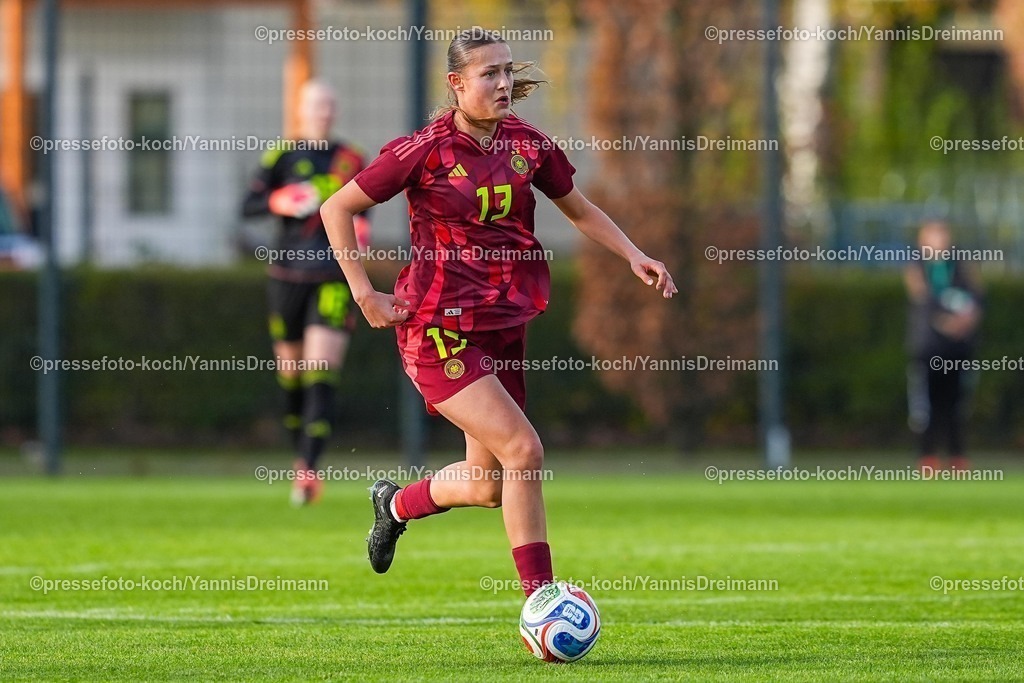 xYDRx29112501069 | 29.11.2025, xydrx, Fußball, Länderspiel, EM-Qualifikation U19-Frauen, Deutschland - Färöer, Sportschule Wedau: Svenja Voehringer (GER 13)DFB regulations prohibit any use of photographs as image sequences and or quasi-video.Photo: xYannisxDreimannxPressefotokochx