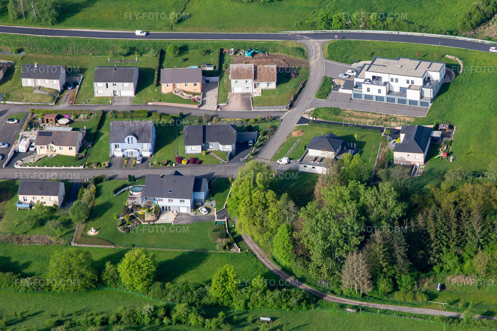 Aerial view: Villas on the hillside in Achen in the state Moselle, France. – Photo: IMG_140683.jpg taken on 05/01/2024 by Werner Riehm/FLY-FOTO.com – Resolution of the original: 3736 x 2491 px