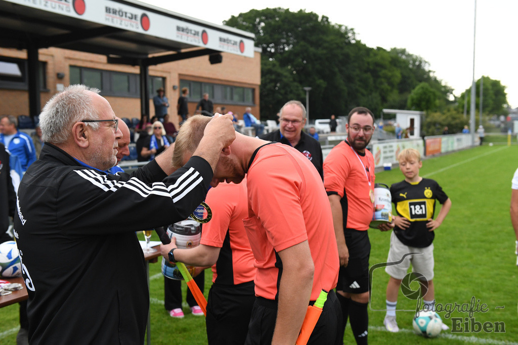 1. FC Nordenham-SV GOTANO | Kreispokal Finale Jade-Weser-Hunte 1. Mannschaften; 1.FC Nordenham (weiß)-SV GOTANO (blau) am 15.06.2025 in Rastede (Sportanlage Köttersweg), Photo: Philip Eiben 2025 - Realisiert mit Pictrs.com