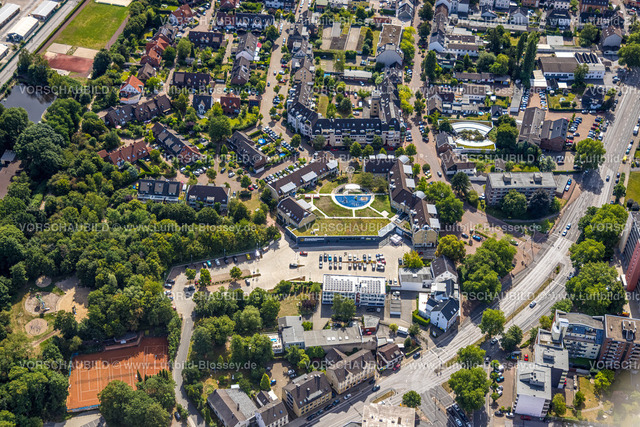 Muelheim220802112 | Luftbild, Saarn-Center und Neubau Edeka Supermarkt, begrüntes Dach mit Spielplatz, Düsseldorfer Straße Saarn, Mülheim an der Ruhr, Ruhrgebiet, Nordrhein-Westfalen, Deutschland