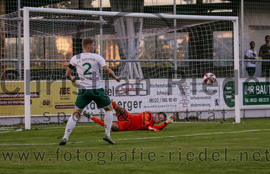 2023-08-18_063_FC_Schwaig_gegen_TSV_Kastl | Oberding, Deutschland, 18.08.2023:
Fußball, Landesliga Südost 2023 / 2024, 7. Spieltag, FC Schwaig gegen TSV Kastl, Endergebnis: 2:2

Tobias Jell (FC Schwaig, #2), Torwart Franz Hornof (FC Schwaig, #1)

Foto: Christian Riedel / fotografie-riedel.net