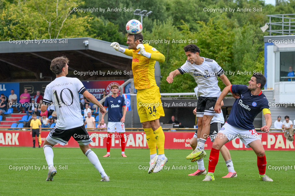 Holstein Kiel II vs 1. FC Phönix Lübeck II | Torwart Marcel Engelhardt (Holstein #34) in der Schlußphase im Angriff / Fußball-Oberliga Männer 2026/2027 / Holstein Kiel II vs 1. FC Phönix Lübeck II / Citti Fussball Park - Projensdorf / Kiel / 08.08.26 - Realisiert mit Pictrs.com