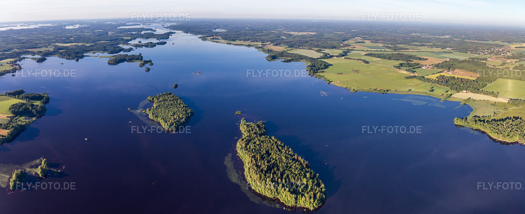 Luftbild: Ortsansicht in Skäggalösa im Bundesland Kronoberg in Schweden. Foto: IMG_108097-Pano.jpg vom 28.06.2018 durch Werner Riehm/FLY-FOTO.de – Auflösung des Originals: 7240 x 2957 px