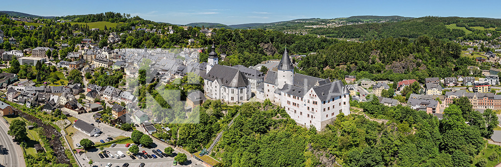 Schwarzenberg-Panorama-DJI_0163_D | Historische Altstadt von Schwarzenberg im Erzgebirge mit Schloss und St. Georgen Kirche - Realisiert mit Pictrs.com