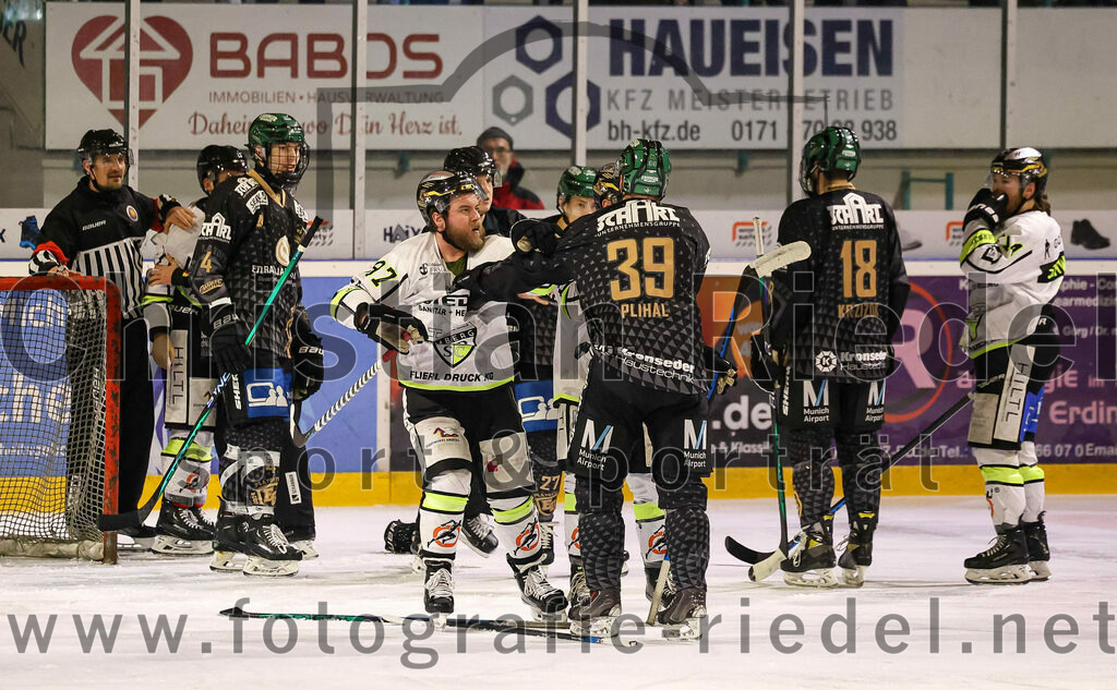 2024-03-01_065_TSV_Erding_gegen_ERSC_Amberg | Erding, Deutschland, 01.03.2024:
Eishockey, Bayernliga Playoffs 2023 / 2024, 5. Spieltag, TSV Erding gegen ERSC Amberg, Endergebnis: 9:0

Daniel Krieger (ERSC Amberg, #97), Felix Feder (ERSC Amberg, #76), Thomas Plihal (Erding Gladiators, #39)

Foto: Christian Riedel / fotografie-riedel.net