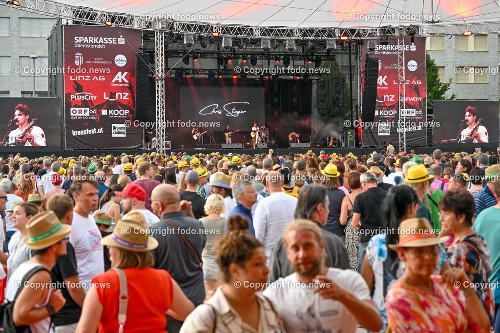 Linzer Kronefest 2023_ 18.08.2023-41 | 18.08.2023, Linzer Kronefest 2023, AUT, im Bild Linzer Kronefest 2023, Hauptbuehne, Chris Steger

Menschen, Fans, Besucher, Masse, Stimmung, Party