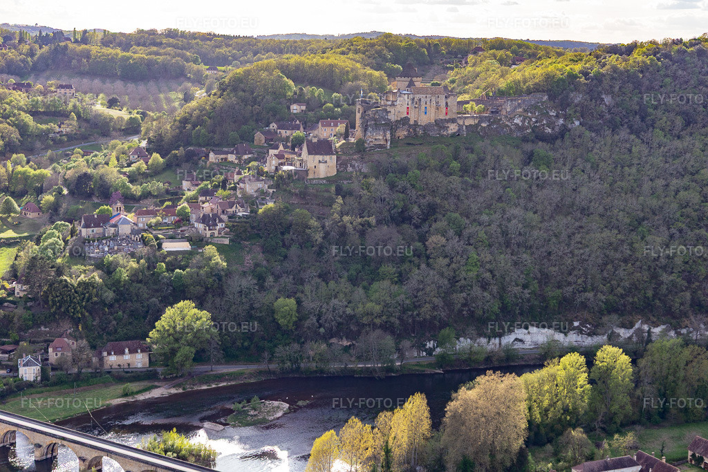 Vue aérienne: Pont de la Dordogne sous le château de Castelnaud-la Chapelle à Castelnaud-la-Chapelle dans le département Dordogne, France. Photo: IMG_113458.jpg prise le 16/04/2019 par Werner Riehm/FLY-FOTO.eu – Résolution de l'original: 5472 x 3648 px