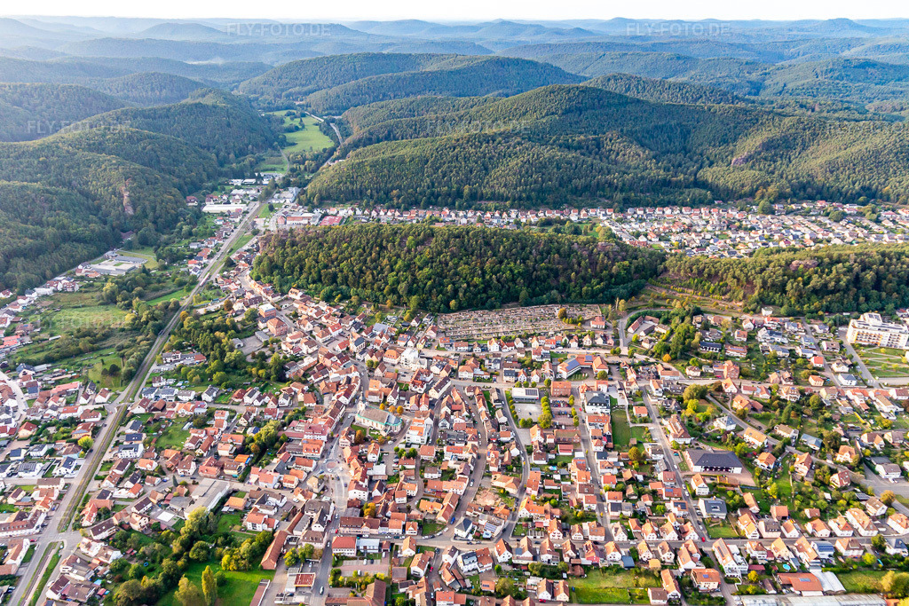 Luftbild: Ortsansicht von Süden in Dahn im Bundesland Rheinland-Pfalz in Deutschland. Foto: IMG_139039.jpg vom 30.09.2023 durch Werner Riehm/FLY-FOTO.de