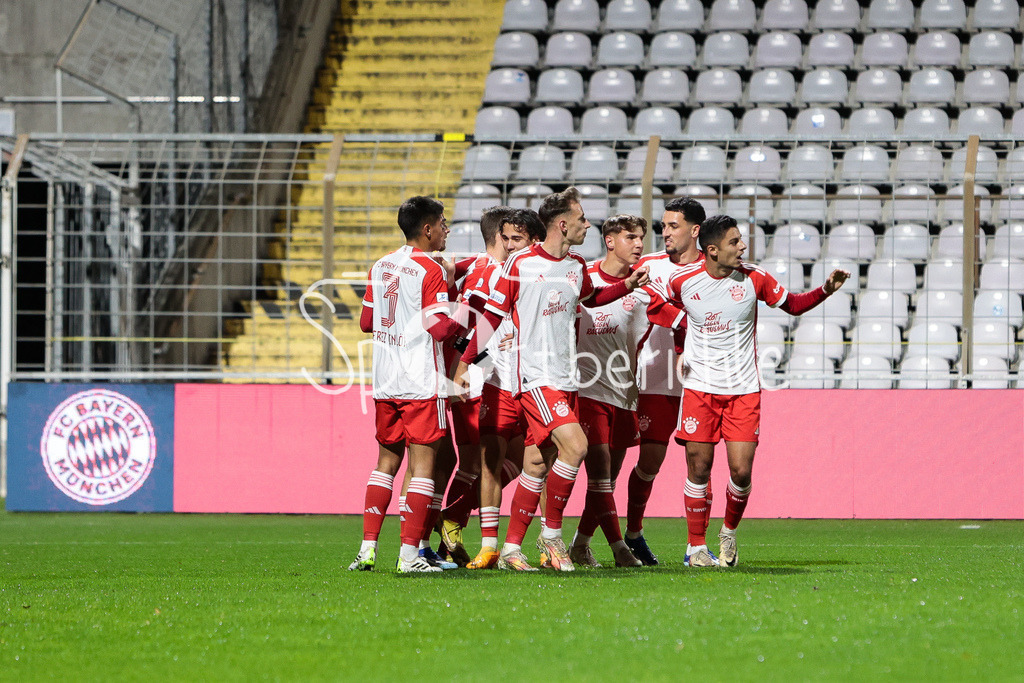 FC Bayern Amateure - SV Wacker Burghausen | Jubel der kleinen Bayern nach dem Tor zum 1-0 durch David JONATHANS (FCB #27) / Torschuetze / Treffer / Torjubel