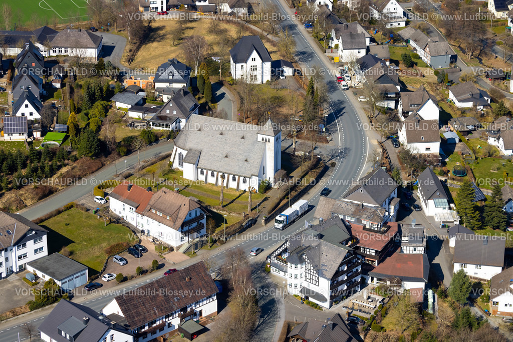 Eslohe220304054Cobbenrode | Luftbild, Ortsansicht und Kirche St. Nikolaus in Cobbenrode, B55 Cobbenrode Höhe Kirche, Ortsdurchfahrt, Eslohe, Sauerland, Nordrhein-Westfalen, Deutschland