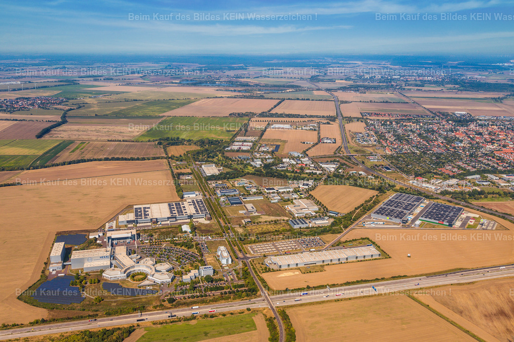 8_Barleben_Hexal_Sattler_Fiege_TPO_Hello_Fresh-2 | Blick aus dem Tragschrauber auf die Gewerbestandorte entlang der Otto-von-Guericke-Allee. Der etwas nähere Blickwinkel zeigt die einzelnen Unternehmensgelände mit ihren Gebäuden, Zufahrten und großen Parkflächen. Zahlreiche Fahrzeuge auf den Firmengeländen machen sichtbar, wie intensiv diese Standorte genutzt werden.Die Aufnahme entstand im Rahmen eines Projekts für den Landkreis Börde und zeigt gleichzeitig, wie aufwendig professionelle Standortfotografie sein kann. Solche Luftbilder entstehen nicht spontan: Flugroute, Wetter, Licht, gewünschte Perspektive, Flughöhe und die Lage der einzelnen Standorte müssen teilweise über mehrere Tage geplant und koordiniert werden.Gerade für Standortmarketing entstehen so Bilder, die nicht nur einzelne Gebäude zeigen, sondern einen authentischen Eindruck von einem funktionierenden Wirtschaftsstandort vermitteln. - Realisiert mit Pictrs.com
