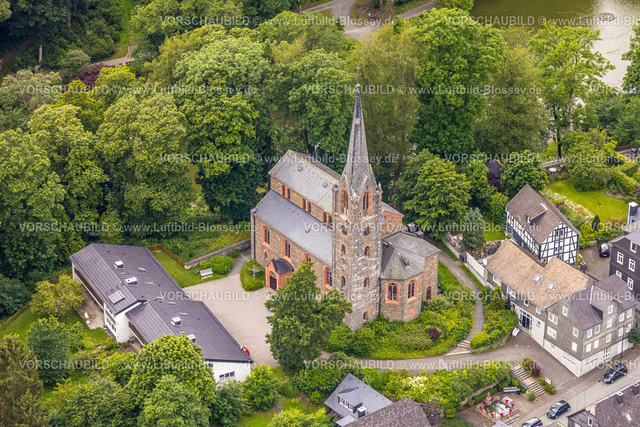 BadBerleburg240710134 | Luftbild, evang. Stadtkirche und grüne Bäume an der Schloßstraße, Wohngebiet, Bad Berleburg, Wittgensteiner Land, Nordrhein-Westfalen, Deutschland
