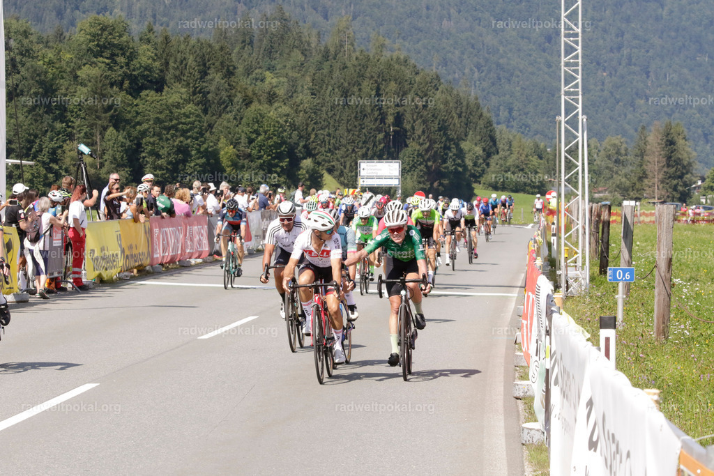 1083_20230817_Bewerb_Maenner_Muehlanger | AUT - OESTERREICH, 2023-08-16: SPORT RENNRAD-FAHREN - 55. INTERNATIONALER RADWELTPOKAL IN ST. JOHANN IN TIROL  - Vintage-Radrennen mit WM-Bronze-Medaillen-Siegerin Christina Schweinberger, den Teilnehmer und Alexander Baumann (vom Orginastions-Team) - TAG 2 BEWERB MAENNER IN SECHS GRUPPEN  ; Foto: Roland Muehlanger